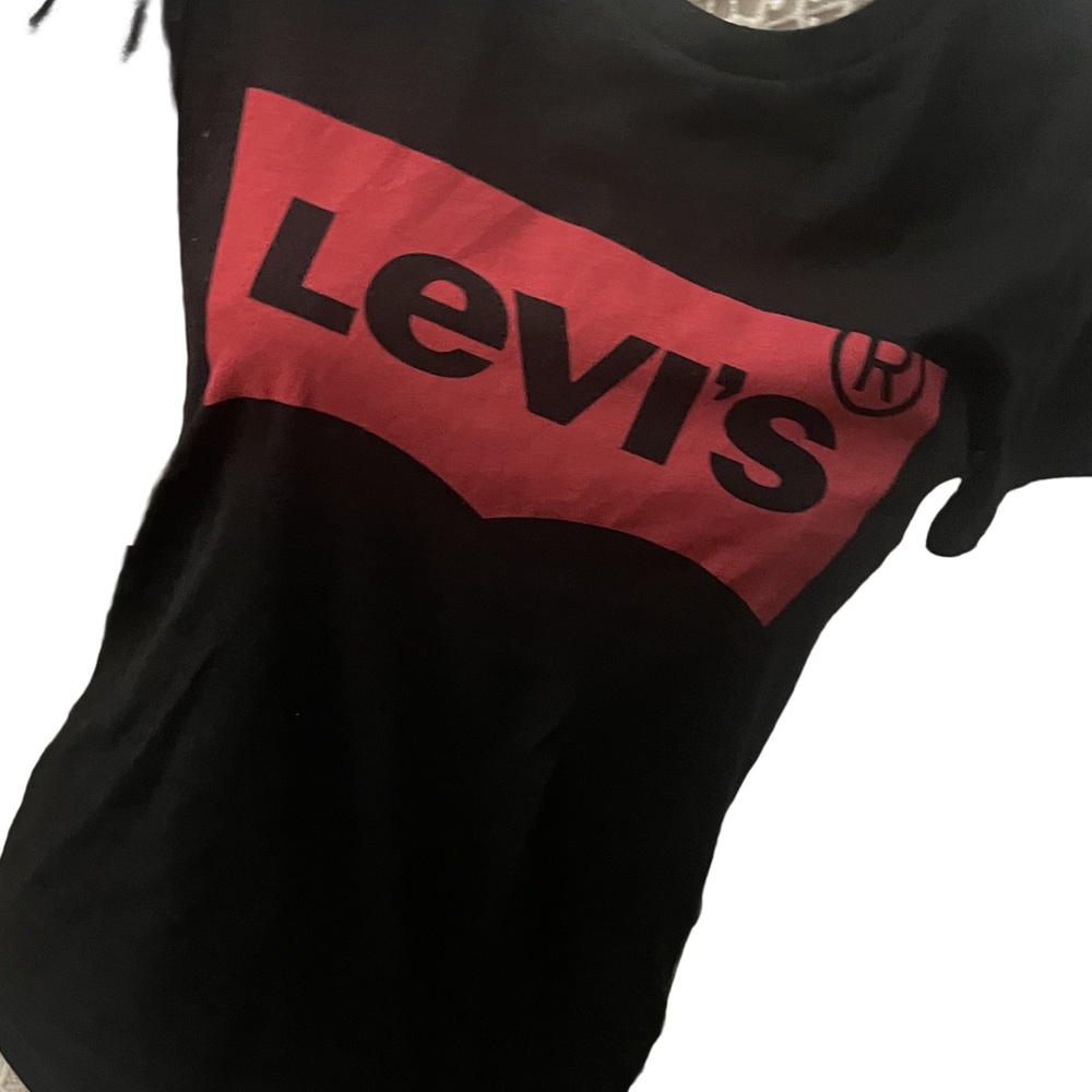 Women’s Small Levi Logo T